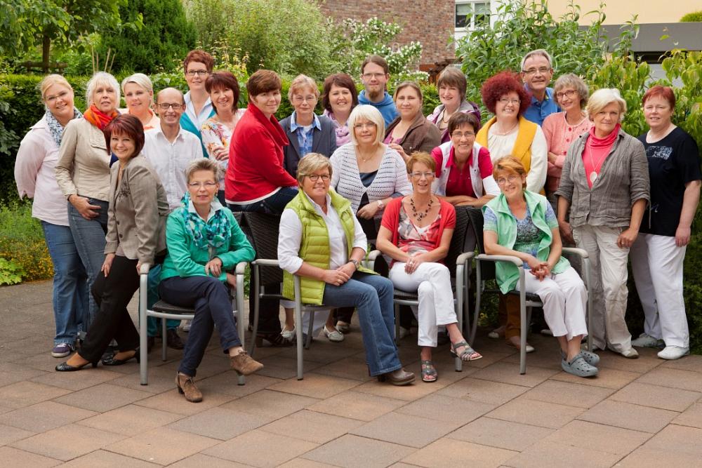 Gruppenfoto des Invita Pflegeteams mit Mitarbeiterinnen und Mitarbeitern